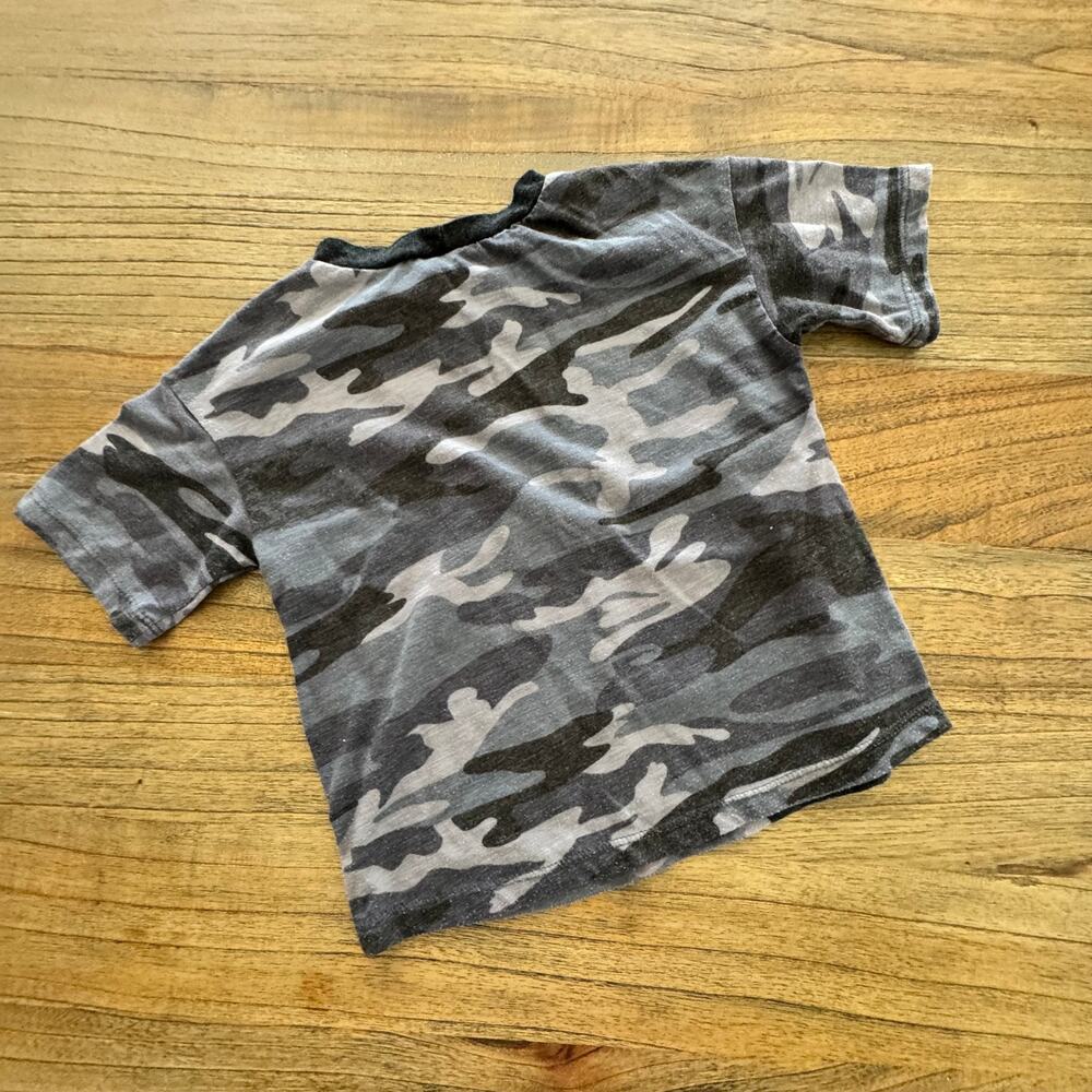Childhoods Clothing Black Camo T-Shirt - Size 5T - Picture 2 of 5